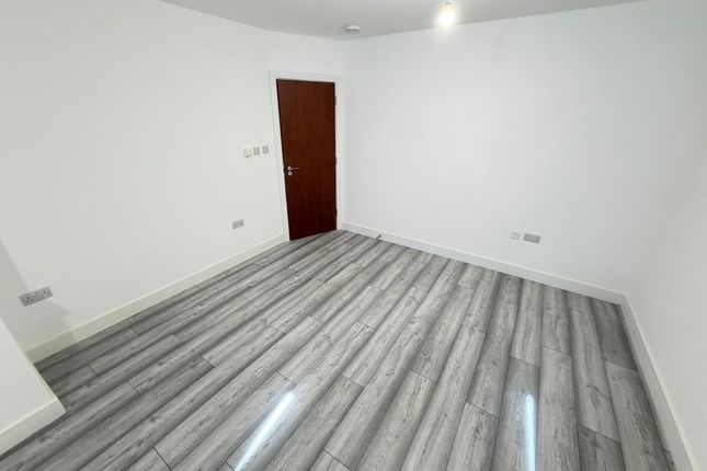 Flat 1, 8 Larkfield Avenue, Harrow photo 4