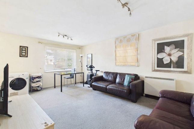 Flat 2, Marvell Court Quarles Park Road, Romford photo 3