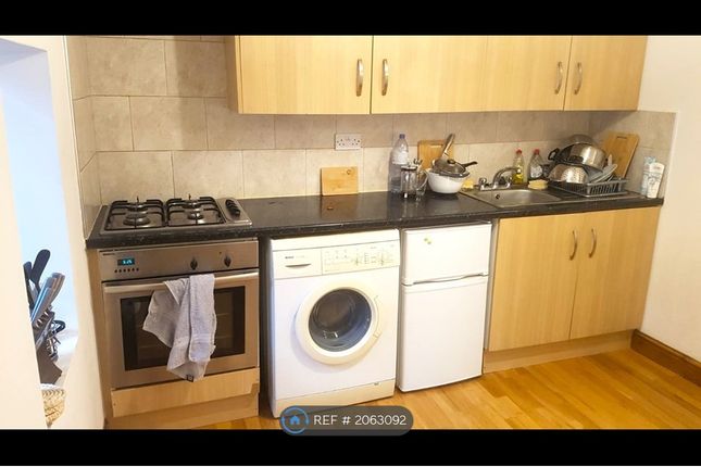 Flat to rent in Hackney Road, London