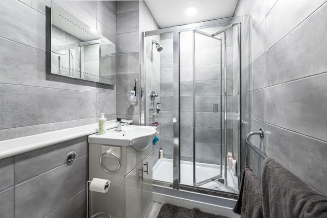 Flat for sale in Altenburg Gardens, Battersea, London