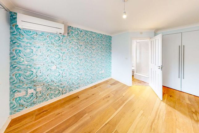 23, Delrogue Road, Crawley photo 3
