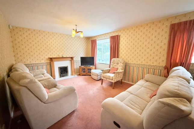 55, Chesterfield Crescent, Wing photo 3