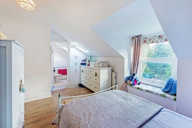 Flat 3, 216, Merton Road, London photo 5