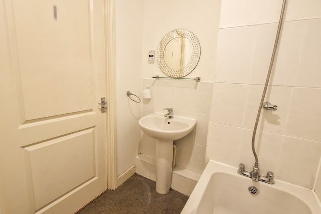 Flat to rent in Aurora Court, Romulus Road, Gravesend, Kent