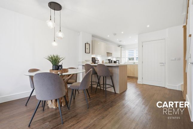6, Croot Place, Wickford photo 3