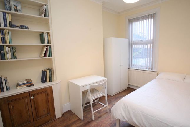 35, Mossford Street, London photo 2