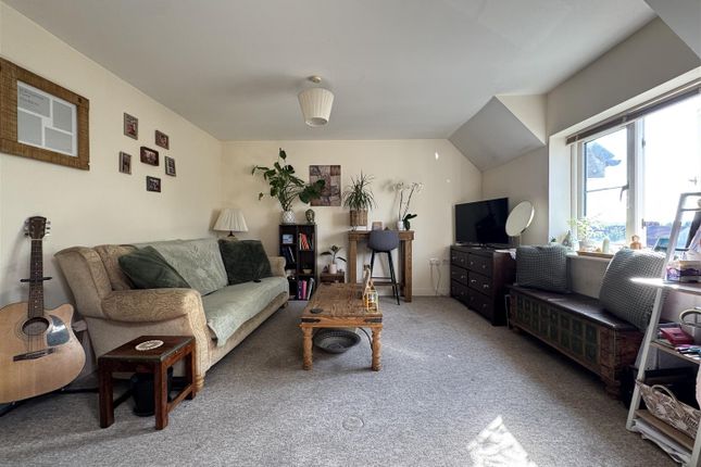 Flat 8, Cambria House, The Moorings, Swindon photo 2