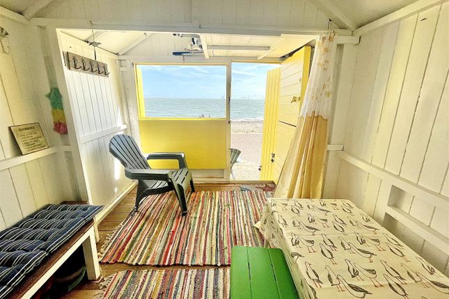 G34, Beach Hut, Kings Parade, Holland-on-Sea photo 2