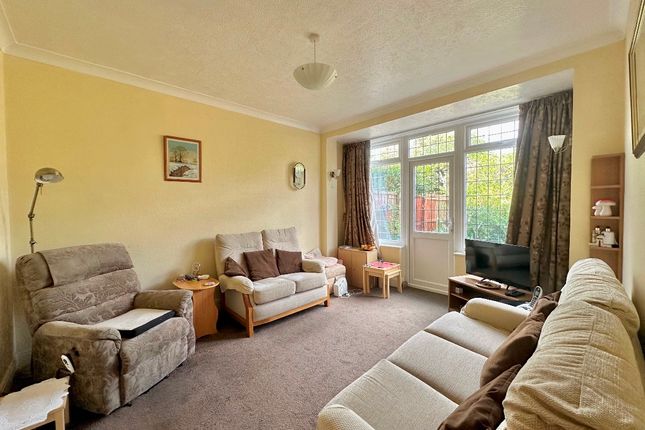 46 Rosslyn Avenue, Romford photo 4