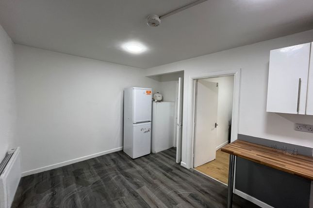 Flat 4, 1A Inverness Road, Southall photo 2