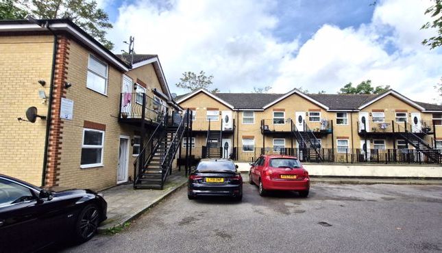 Thumbnail Flat to rent in Uplands Close, London