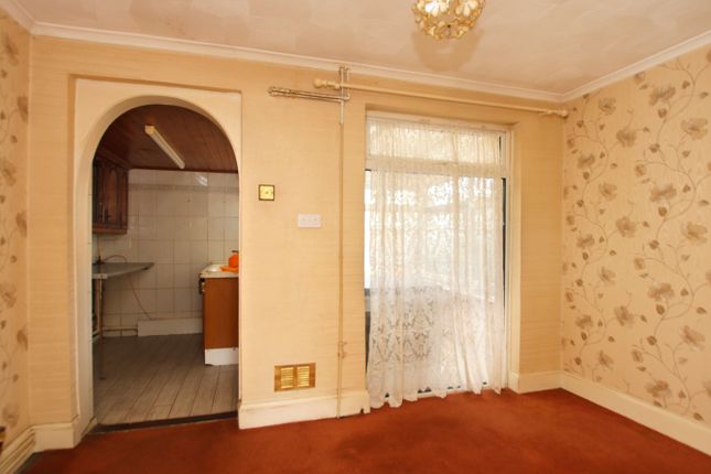 64, Fanheulog, Talbot Green photo 4