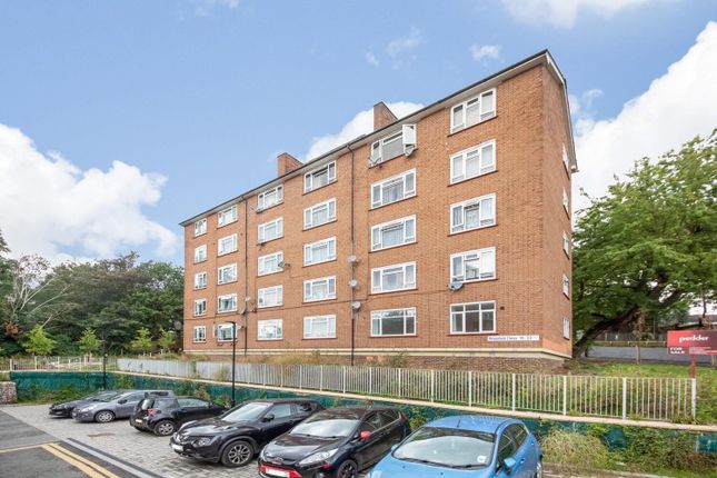 Flat to rent in Knapdale Close, Forest Hill, London