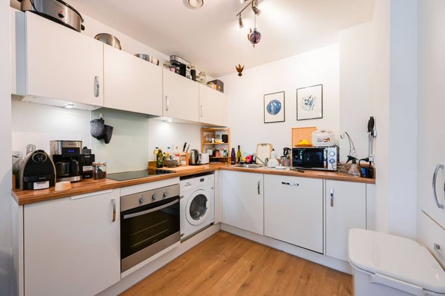Flat to rent in Salsabil Apartments, Bow, London