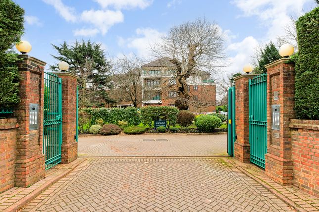 1-bed flat on Flat 15, Hartsbourne Park, 180 High Road, Bushey, £400,000