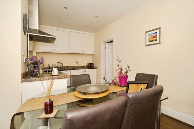 5, Woodside Road, Huddersfield photo 4