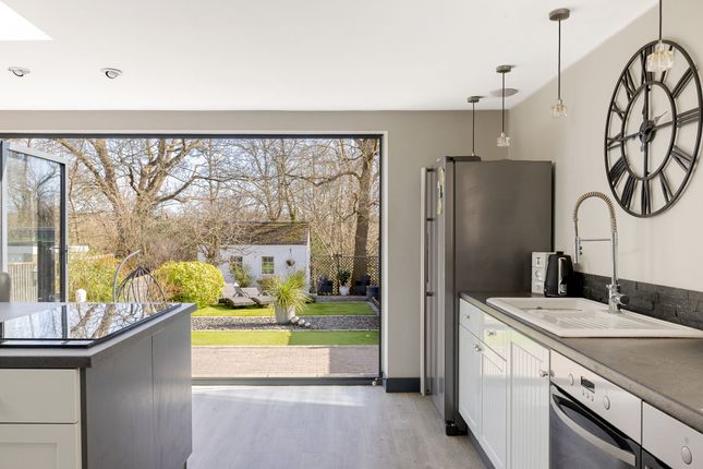 32 Court Avenue, Coulsdon photo 3