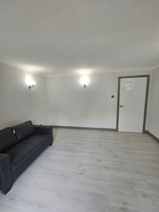 8, Fulmar Close, Surbiton photo 5