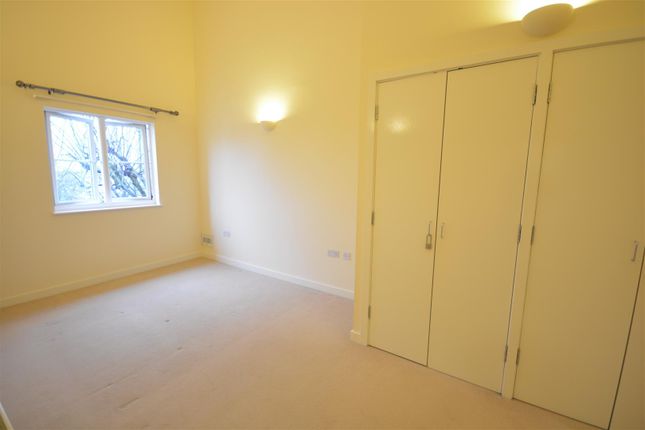 Flat to rent in Revere Way, Epsom