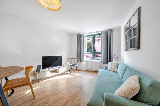 Flat 1a, Carnegie House, London photo 2