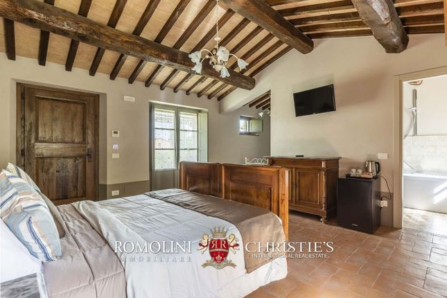 Country house for sale in Montepulciano, Tuscany, Italy