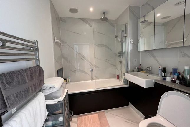 Flat for sale in Pentonville Road, London