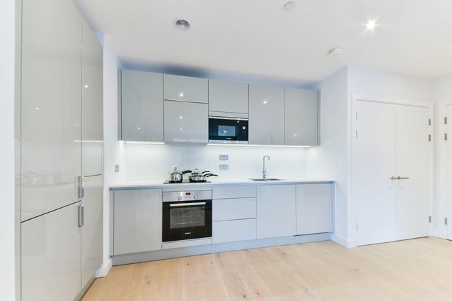Flat 301 Walton Heights, 143, Walworth Road, Elephant & Castle photo 2