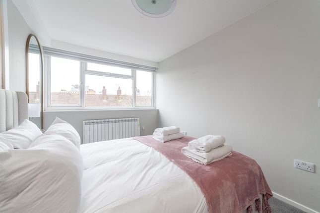 Flat to rent in Newman House, St Georges Road, London