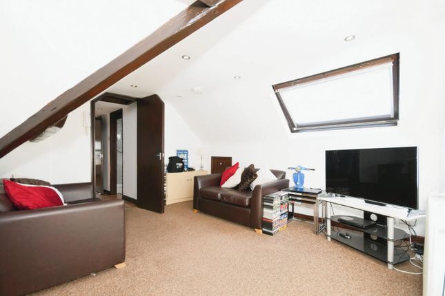 Flat 5 - Living 01.Jpg