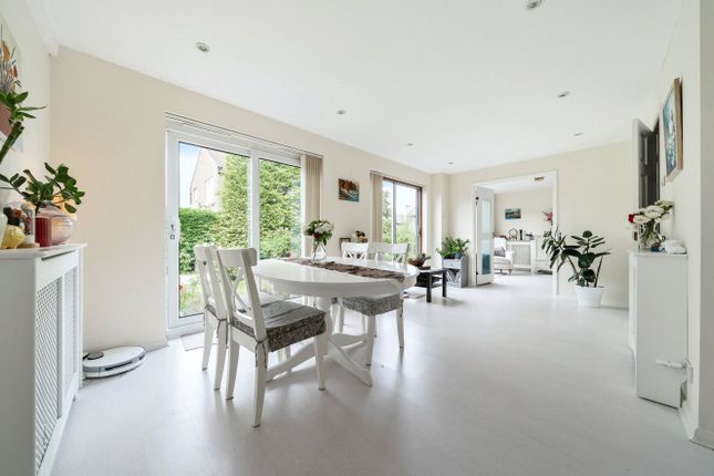 2, Sutherland Drive, Guildford photo 2