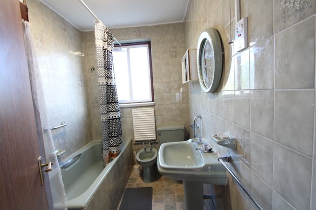 Thumbnail Flat to rent in Fishponds Road, London