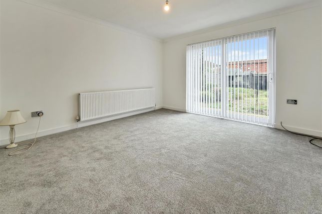 16, Blackberry Farm Close, Hounslow photo 4