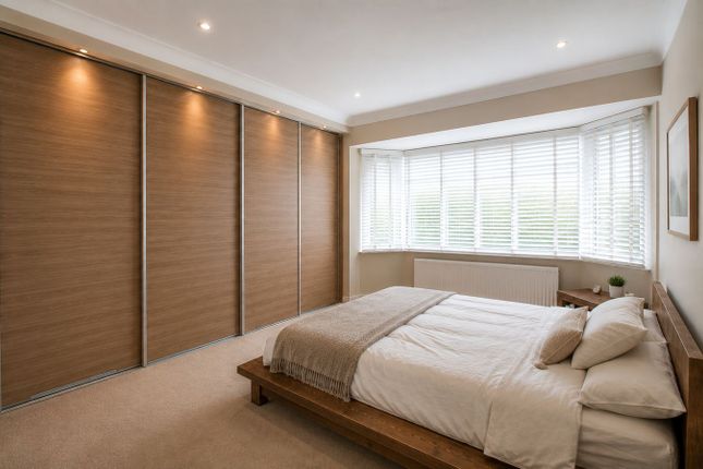130, Gaston Way, Shepperton photo 4