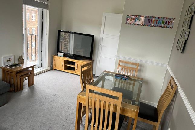 Flat 16, Hovenden House,, Kingswood Estate, London photo 2