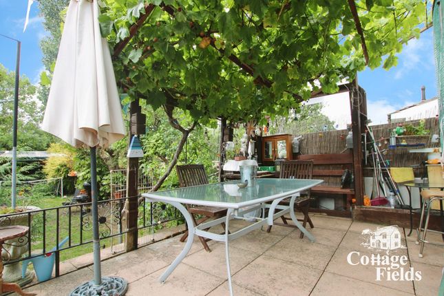 11 Grasvenor Avenue, Barnet photo 2