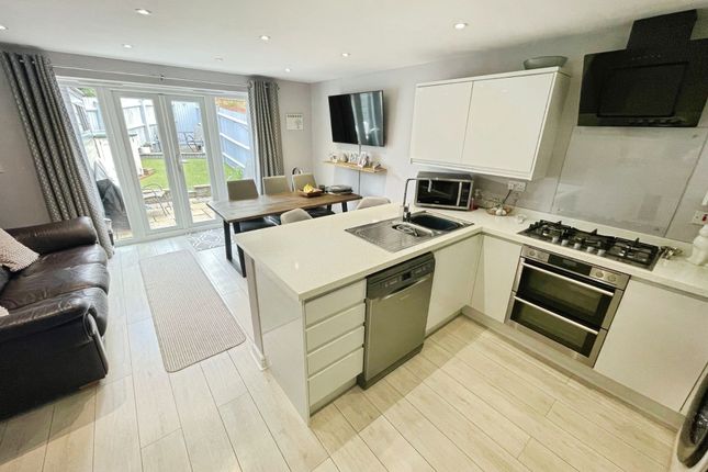 241 Longacres, Bridgend photo 4