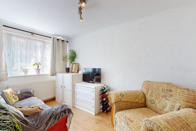 Living Room For Sale At E16 By Barrain London Esta