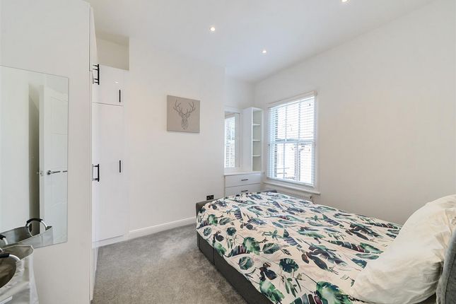 Flat First Floor Flat, 30, Ilbert Street, London photo 3