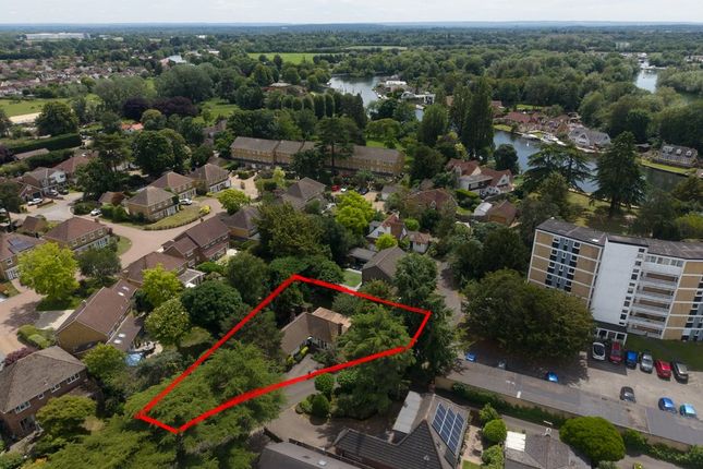Southern Pines, Penton Hall Drive, Staines-Upon-Thames photo 3