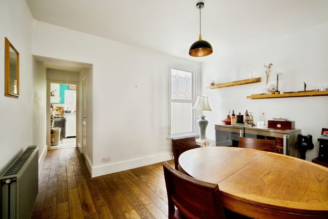 65, Dore Avenue, London photo 2