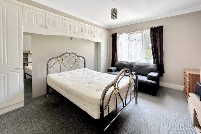 Thumbnail Room to rent in College Park Close, London