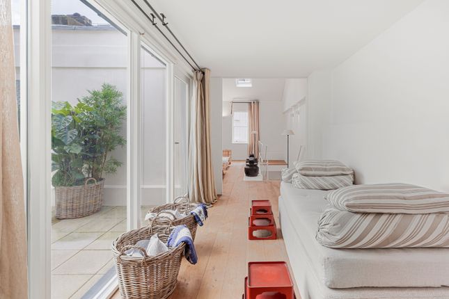 Mews house for sale in Eccleston Square Mews, London