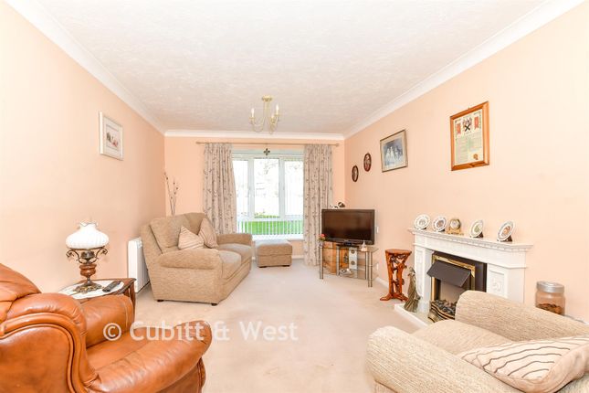 1-bed flat on Dene Court, Holman Close, Waterlooville, £115,000