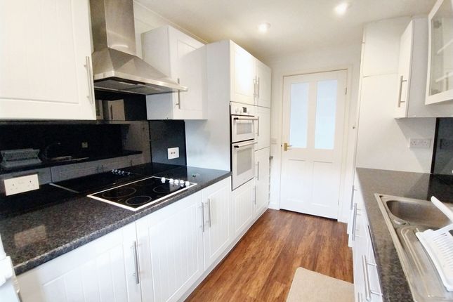 38 Oakmead Green, Epsom photo 2