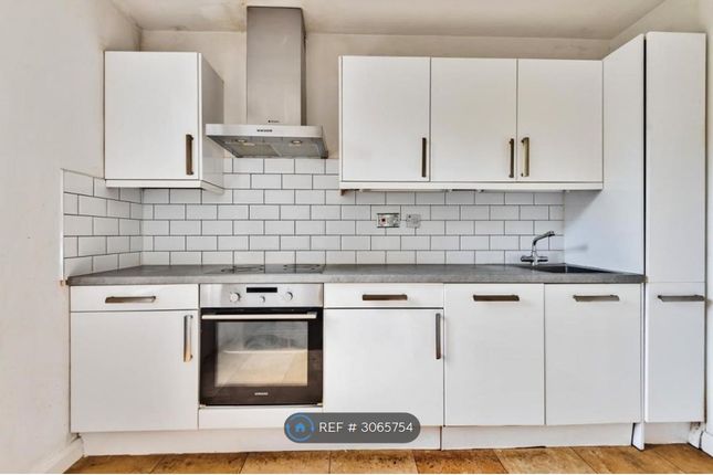 Flat, Hawk House Sullivan Close, London photo 2