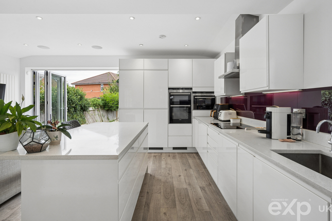 23, Bunns Lane, London photo 4