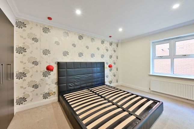 Seymour Court, West Putney photo 4