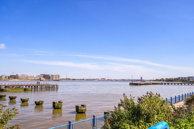 Flat to rent in 2-Bed Riverside Apartment With Balcony, Erebus Drive, London