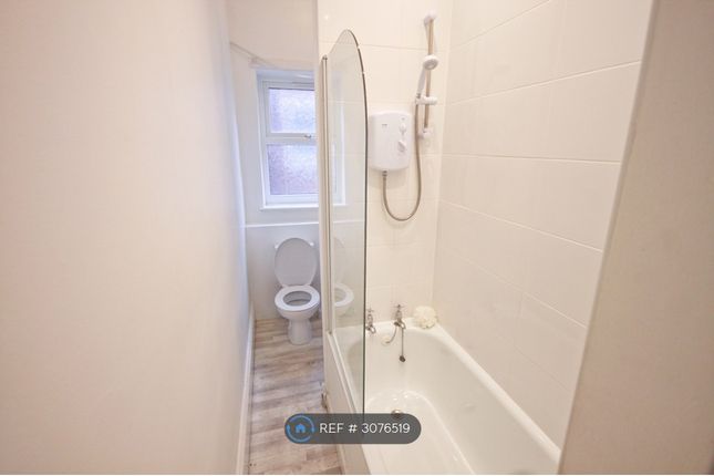 Flat, Queens Road, Beeston, Nottingham photo 4