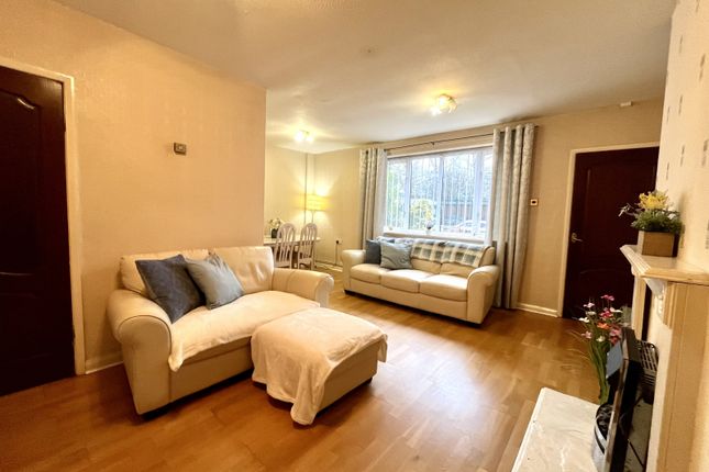 3 Barnett Drive, Salford photo 3
